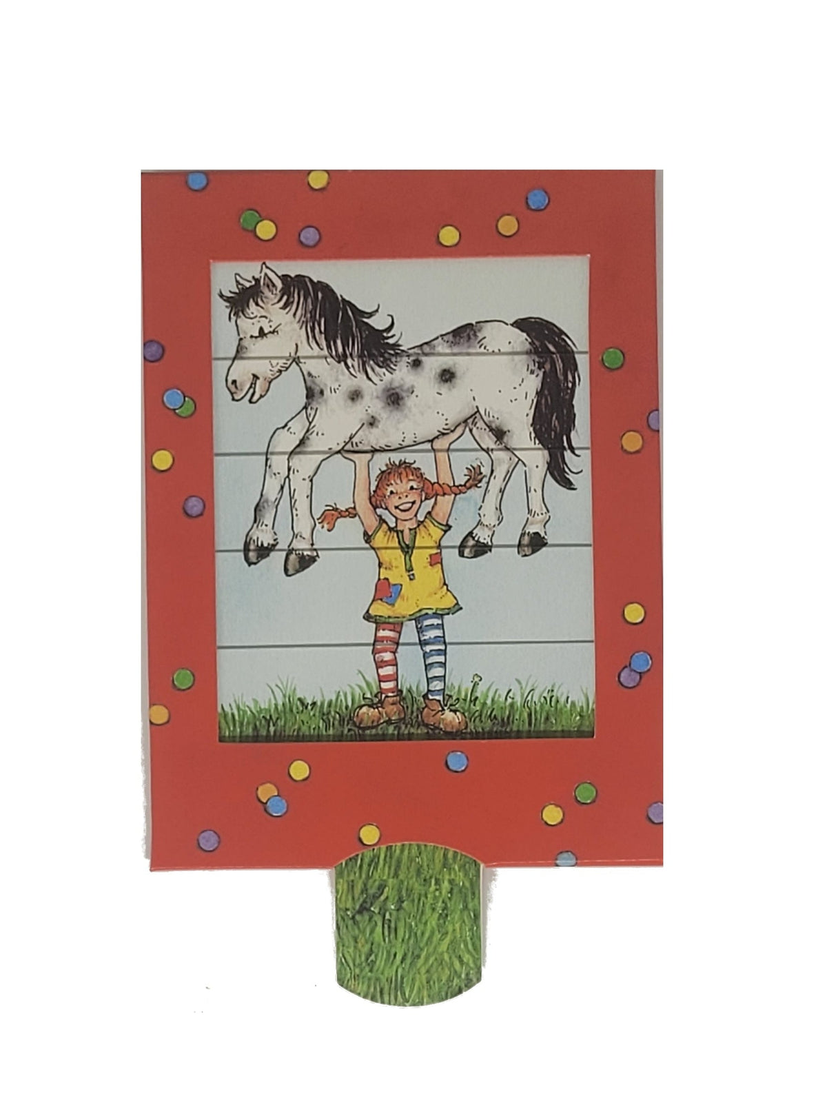 Interaktive Verwandlungskarte von Pippi Langstrumpf: Motiv 1 zeigt das Pferd Kleiner Onkel, hinter dem nur Pippis Beine zu sehen sind; durch Ziehen an der unteren Lasche verwandelt sich die Szene in Motiv 2, in dem Pippi das Pferd mit beiden Händen hochhebt.