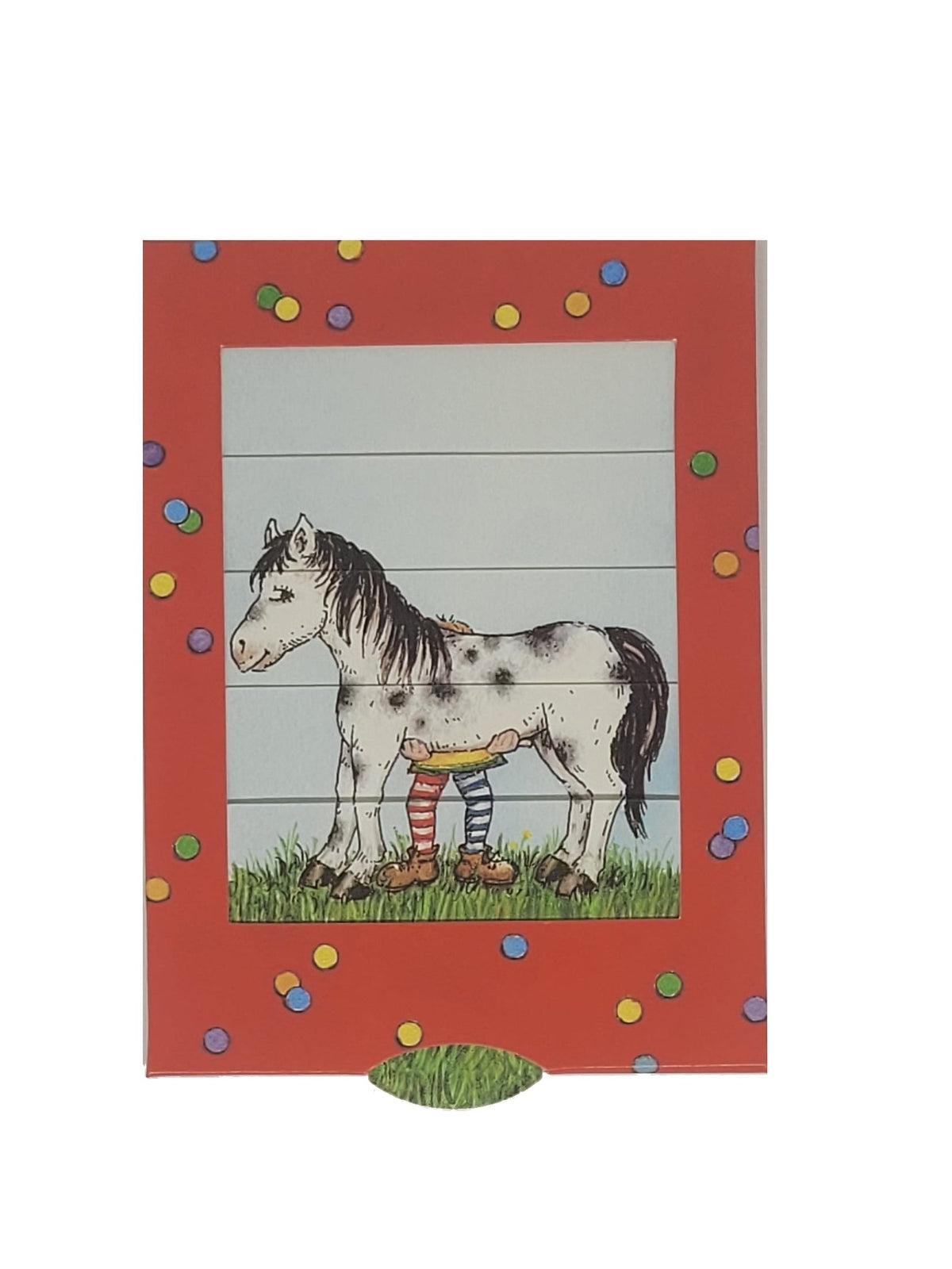 Interaktive Verwandlungskarte von Pippi Langstrumpf: Motiv 1 zeigt das Pferd Kleiner Onkel, hinter dem nur Pippis Beine zu sehen sind; durch Ziehen an der unteren Lasche verwandelt sich die Szene in Motiv 2, in dem Pippi das Pferd mit beiden Händen hochhebt.