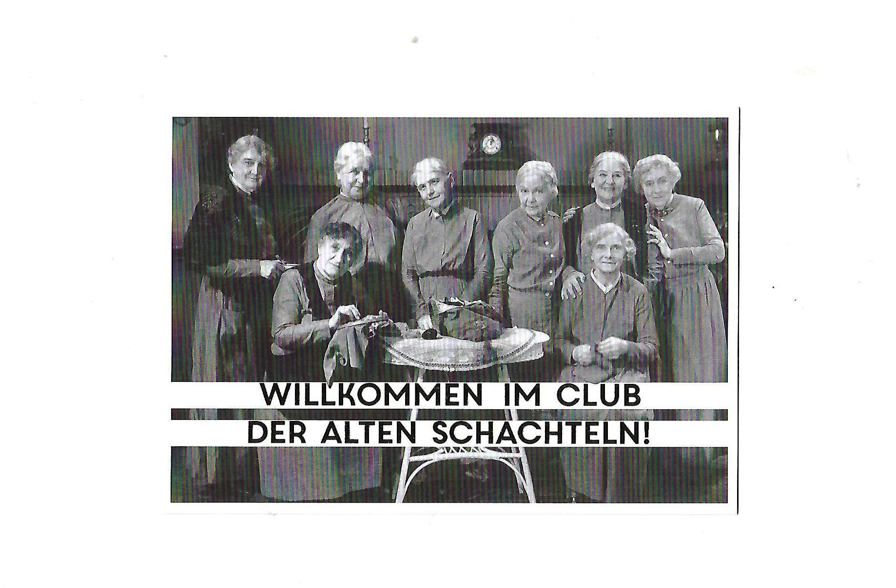 „Postkarte A6 mit dem humorvollen Motiv ‚Club der alten Schachteln‘; farbig gedruckt auf stabilem Papier“