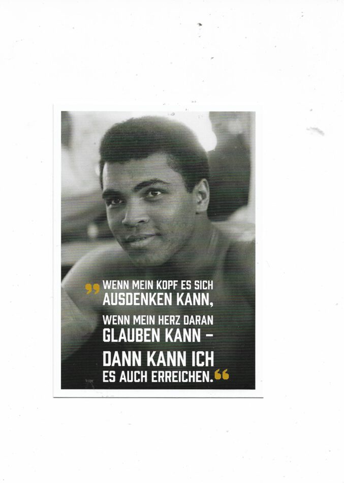 „Postkarte A6 ‚Muhammad Ali – Glauben‘; stabiles Papier, satte Farben, gute Druckqualität, Format 10,5 × 14,8 cm, 8 g, EAN 4017272202113, Hersteller Anderskartig – Modern Times GmbH“
