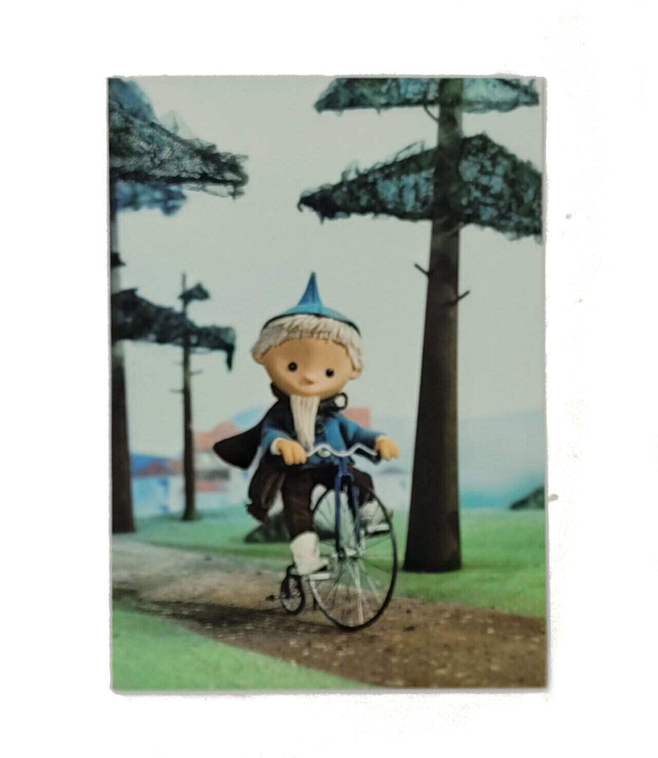 „Postkarte A6 ‚Sandmännchen auf dem Hochrad‘; stabiles Papier, satte Farben, gute Druckqualität, Format 10,5 × 14,8 cm, neu, EAN 4030576502949, Hersteller Anderskartig – Modern Times GmbH“
