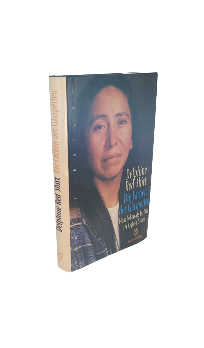 „Die Farben der Glasperlen – Delphine Red Shirt, gebundenes Buch, Nymphenburger Verlag, EAN 9783485008747, Porträtcover.“