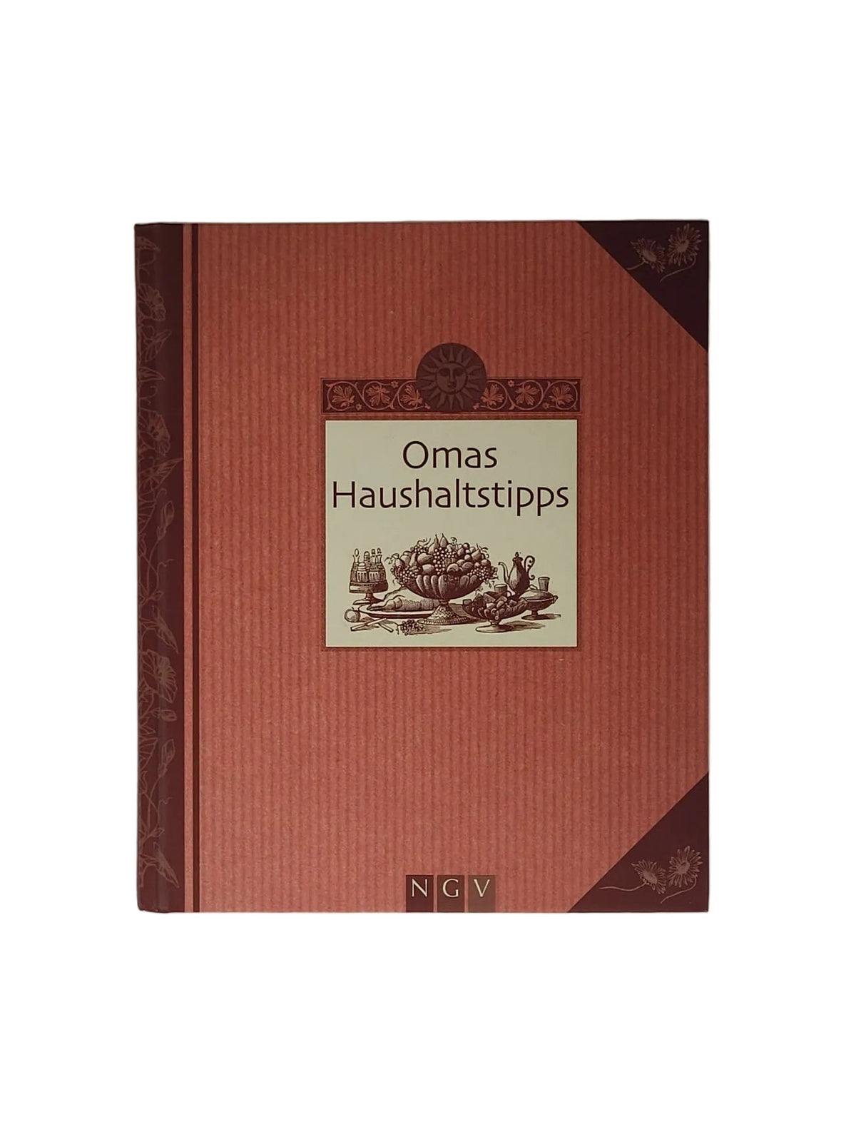Vorderseite des gebundenen Ratgebers „Omas Haushaltstipps“ aus dem NGV Verlag. Das Cover ist in warmen Rottönen mit nostalgischem Etikett und Fruchtschalen-Grafik gestaltet.