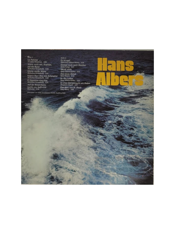 „Albumcover von Hans Albers – AMIGA 851265 (1988): Porträt in Kapitänsuniform mit weißer Mütze, gelber Schriftzug und Liedtitel wie ‚La Paloma‘ und ‚Das Herz von St. Pauli‘. Rückseite zeigt Meereswellen und Trackliste.“