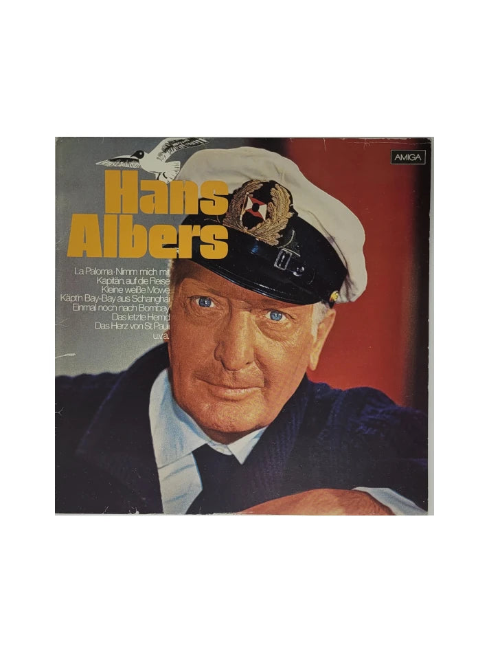 „Albumcover von Hans Albers – AMIGA 851265 (1988): Porträt in Kapitänsuniform mit weißer Mütze, gelber Schriftzug und Liedtitel wie ‚La Paloma‘ und ‚Das Herz von St. Pauli‘. Rückseite zeigt Meereswellen und Trackliste.“