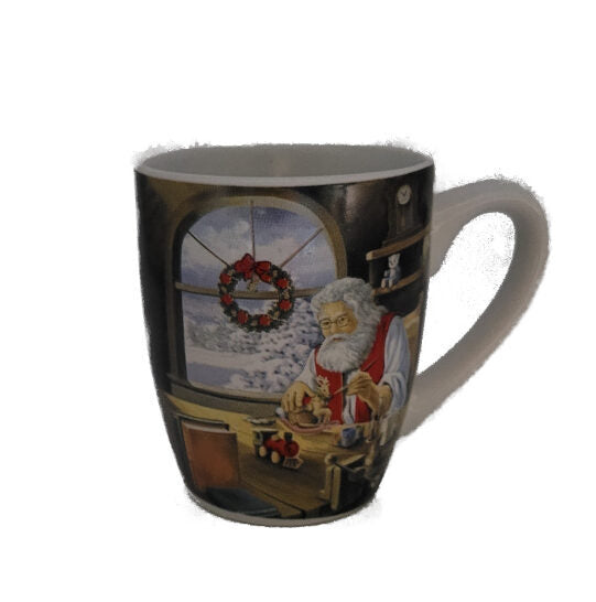schöne Weihnachtstasse der Weihnachtsmann sitzt in seinem Atelier er bemalt gerade ein Rentier aus Holz, aus seinem Fenster sieht man eine Schneelandschaft Tasse von rechts gesehen