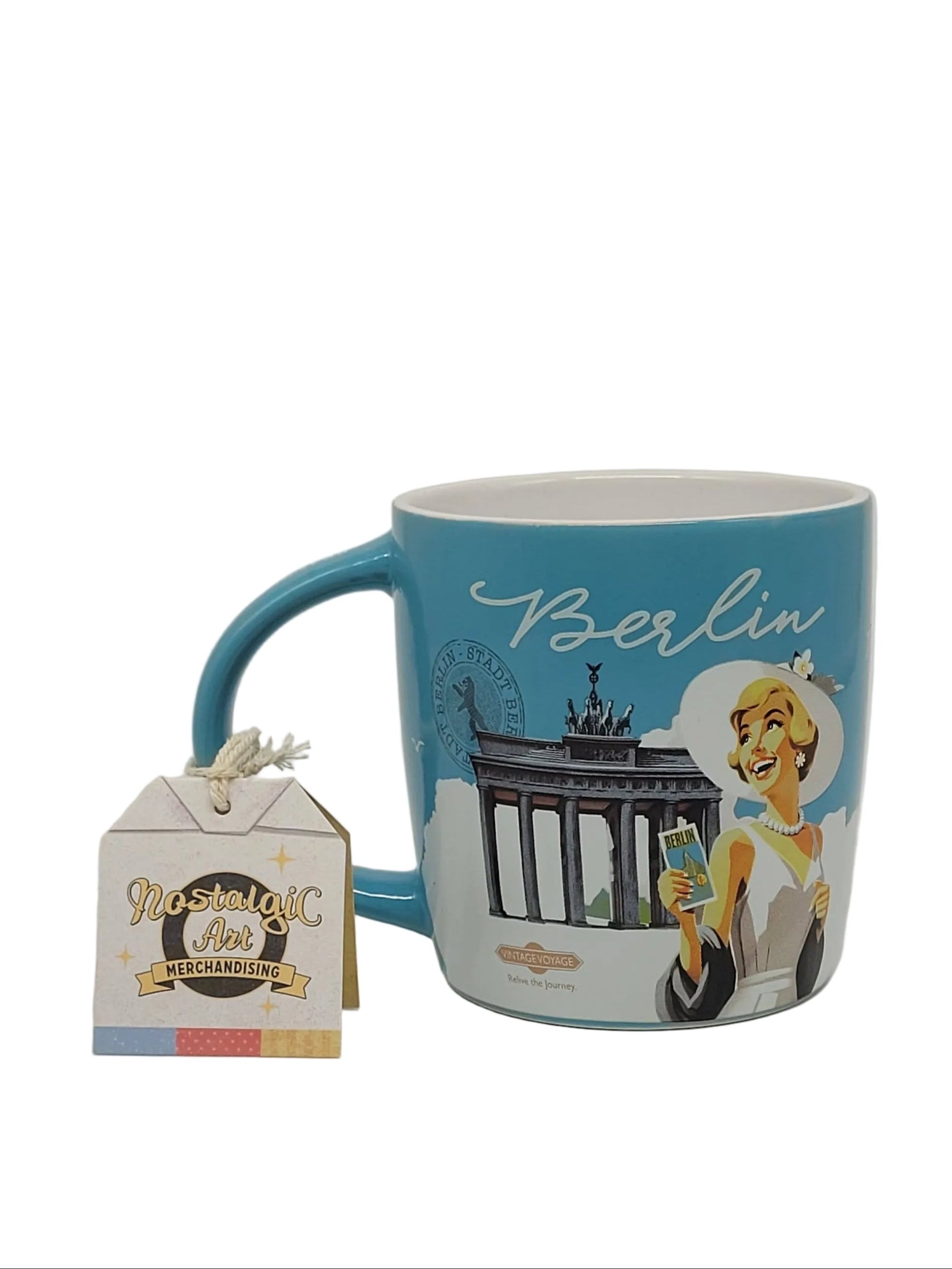„Keramiktasse ‚Berlin – Brandenburger Tor‘, 330 ml, spülmaschinenfest, rundum bedruckt. Motiv des Brandenburger Tors im farbenfrohen Retro‑Design.“