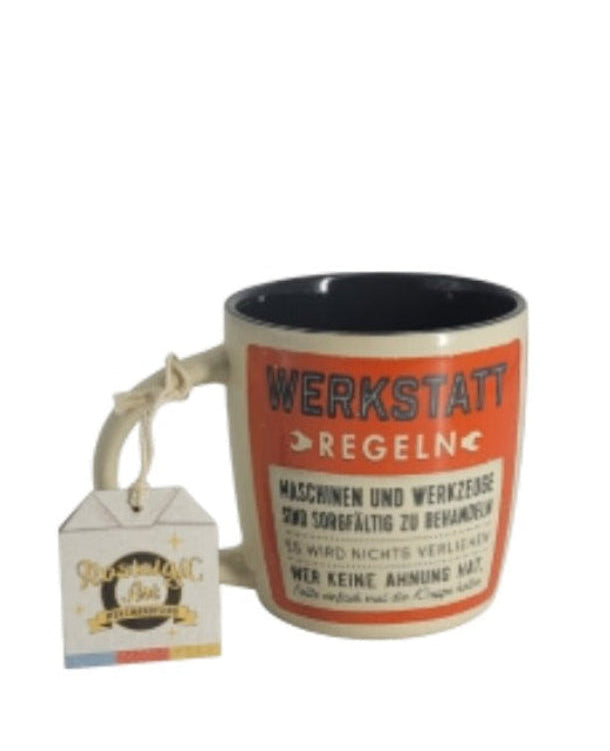 „Keramiktasse ‚Werkstattregeln‘ aus robuster, spülmaschinenfester Keramik, 330 ml, rundum bedruckt. Motiv mit humorvollen Werkstattregeln im Retro‑Design.“
