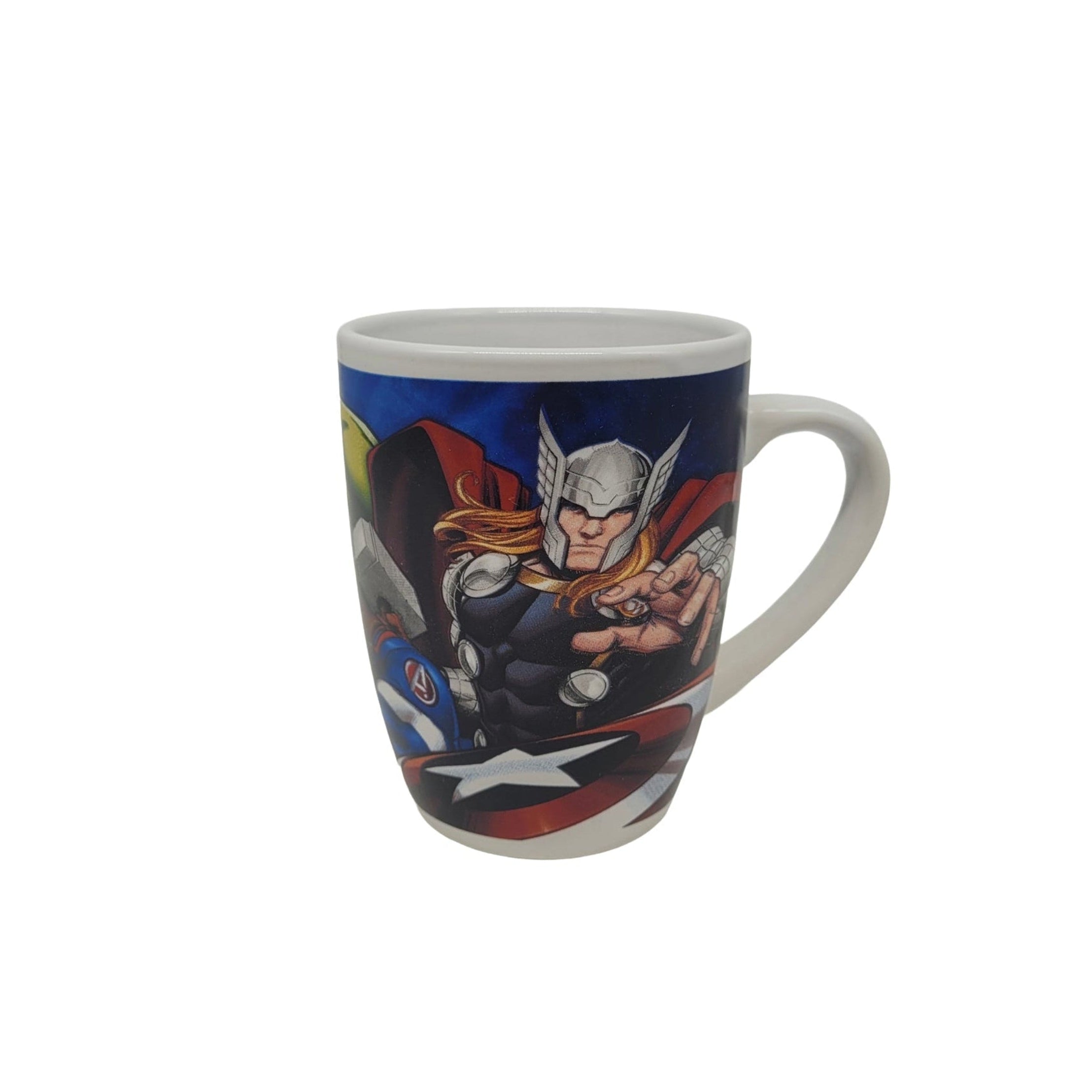 Tasse Keramiktasse Avengers (310 ml)"Lustige Tasse für Kinder robuster Keramik. Die Tasse (310 ml) hat ein rundumlaufendes "AVENGERS"-Motiv. 