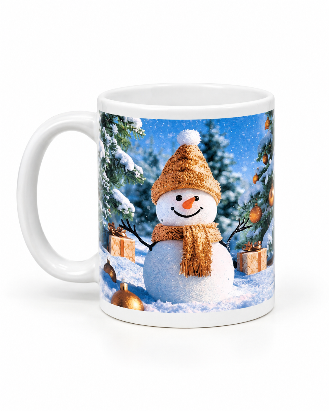Weiße Keramiktasse mit Motiv eines Schneemanns mit brauner Mütze und Geschenken in einer verschneiten Winterlandschaft mit Tannenbäumen und goldenen Weihnachtskugeln.