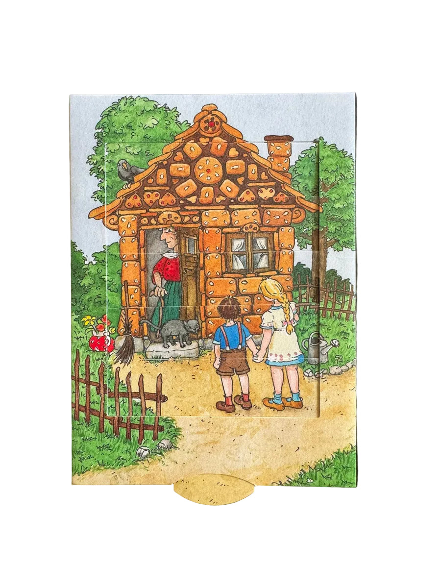„Postkarte A6 Verwandlungskarte Märchen Hänsel und Gretel; doppelseitige, aufklappbare Ziehkarte: nach dem Herausziehen der Lasche erscheint ein zweites Motiv, auf dem die Kinder freundlich mit der Hexe am Tisch vor dem Hexenhaus sitzen; stabiles Papier, satte Farben, gute Druckqualität, Format 10,5 × 14,8 cm, EAN 4260089021341, Hersteller Bärenpresse Dirk Lampe.“  