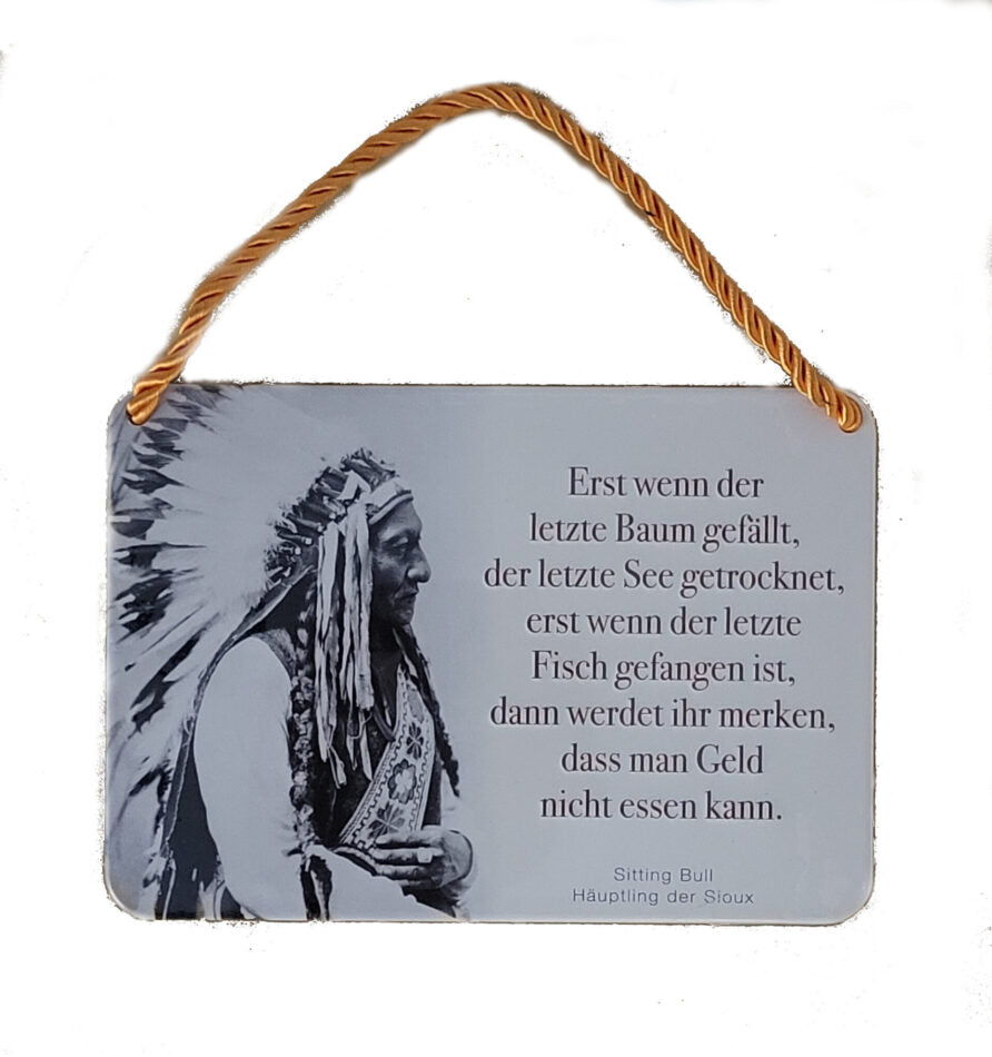 „Vintage-Hängeschild mit Sitting-Bull-Zitat: Schwarz-weiß Porträt eines Sioux-Häuptlings und Text ‚Erst wenn der letzte Baum gefällt…‘ auf Holzplatte mit Kordel.“