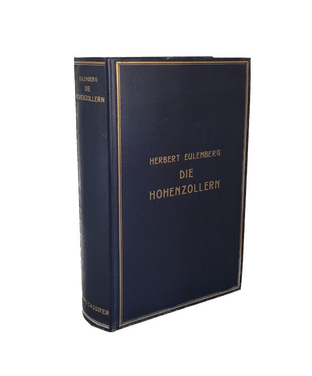 „Buchcover des historischen Werks ‚Die Hohenzollern‘ von Herbert Eulenberg, erschienen 1928 im Bruno Cassirer Verlag. Schwarzer Einband mit gewölbtem Rücken, altersgemäßer Zustand mit nachgedunkeltem Buchschnitt und typischen Stockflecken. Antiquarisches Zeitzeugnis zur deutschen Adelsgeschichte.“