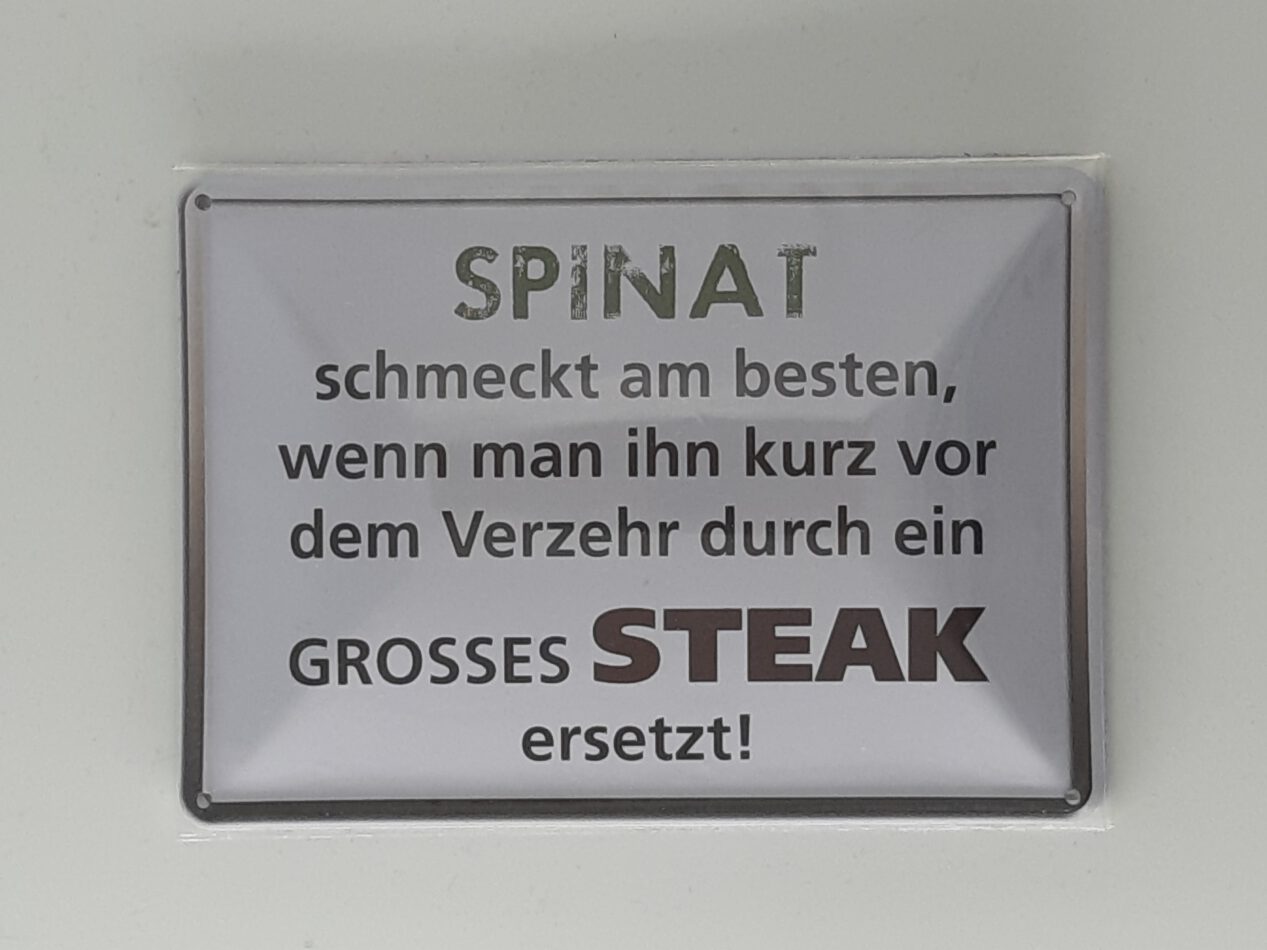 Spruchschild "Spinat schmeckt am besten, wenn man ihn kurz vor....Steak ersetzt !" (10m x 15 cm)