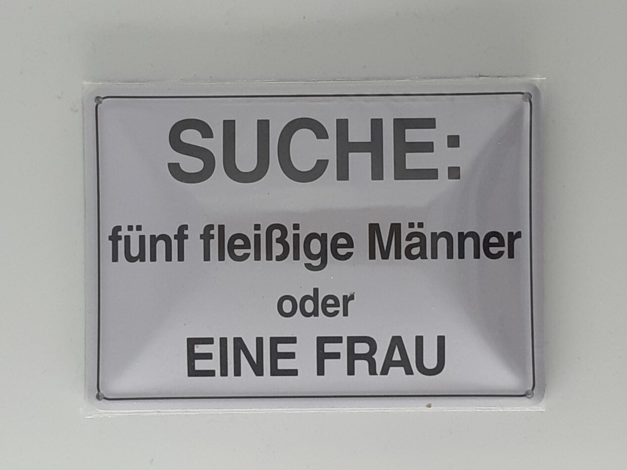 Spruchschild "SUCHE: Fünf fleißige Männer oder eine Frau (10 x 15 cm)