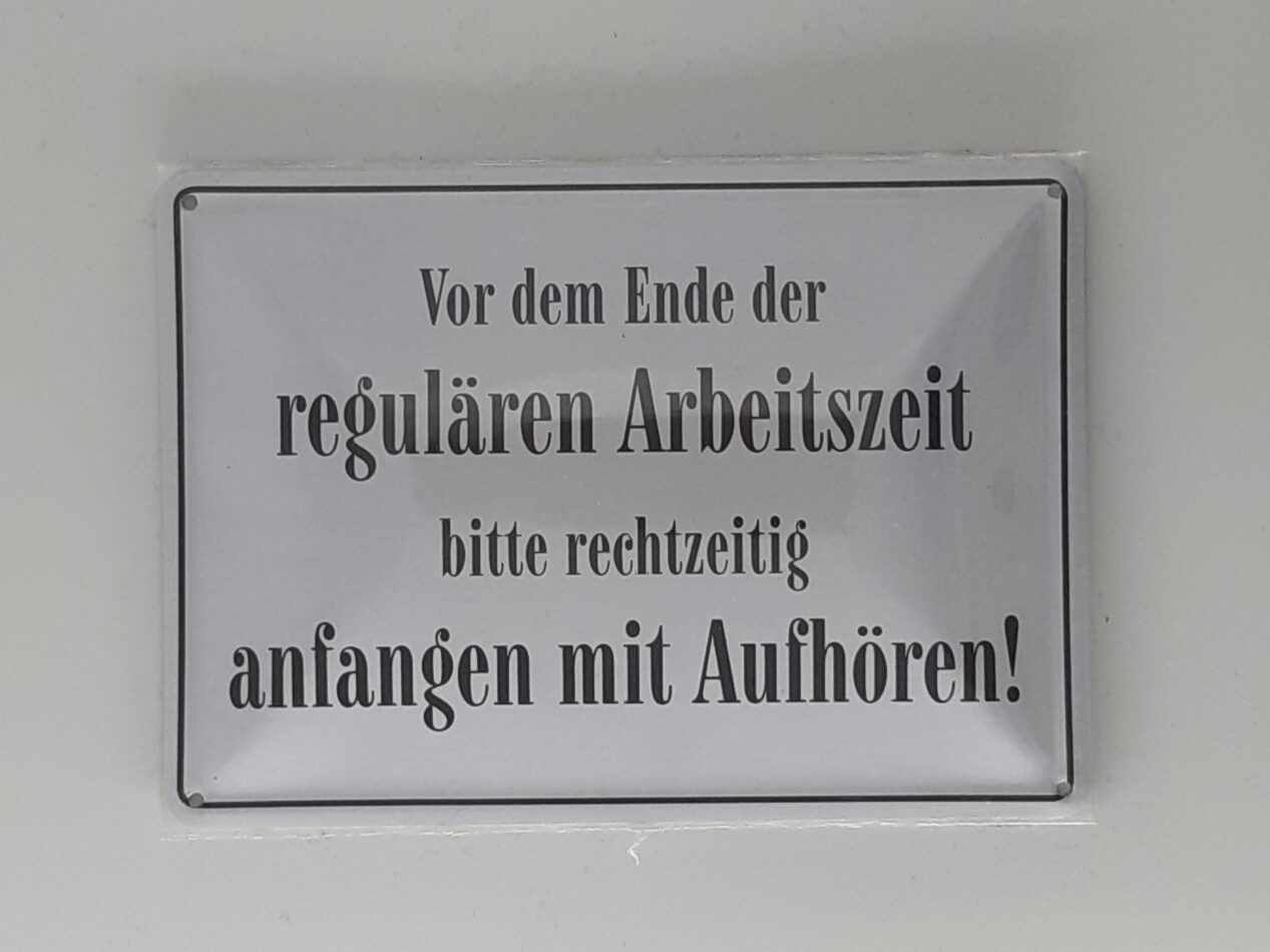 Spruchschild "Vor dem Ende der regulären Arbeitszeit, bitte rechtzeitig... (10 x 15 cm)