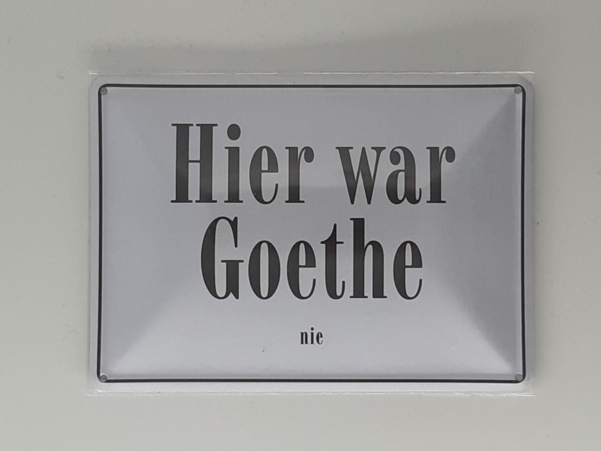 „Humorvolles Spruchschild aus ‚Hier war Goethe und klein geschrieben als Anhängsel "nie‘, literarische Wanddeko“