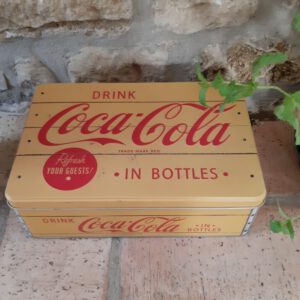 schöne gelbe flache Vorratsdose in Gelb mit coca-Cola aufschrift in rot