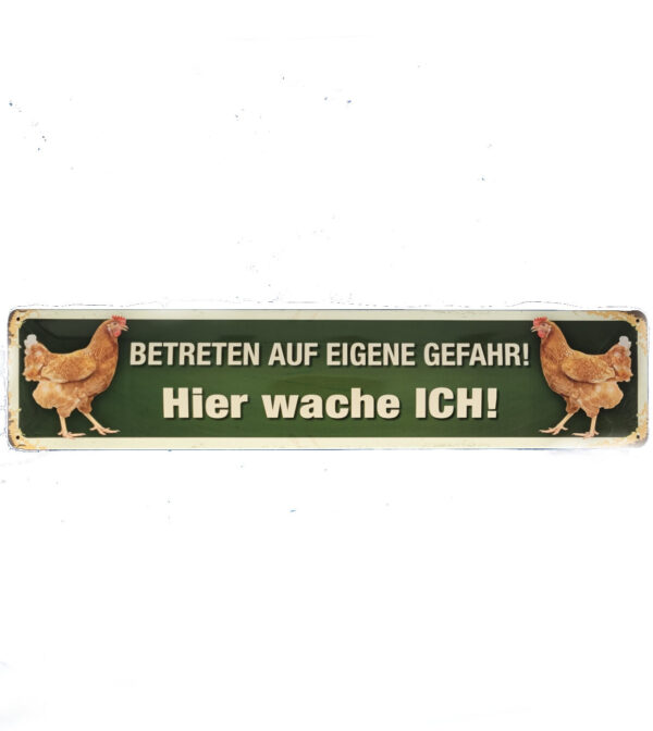 Blechschild in Form eines Straßenschildes mit der Aufschrift in weiß betreten auf eigene gefahr hier wache ich - es ist je ein huhn links und rechts zu sehen - Hintergrund gruen mit 4 vorgestanzten löchern zur Aufhängung