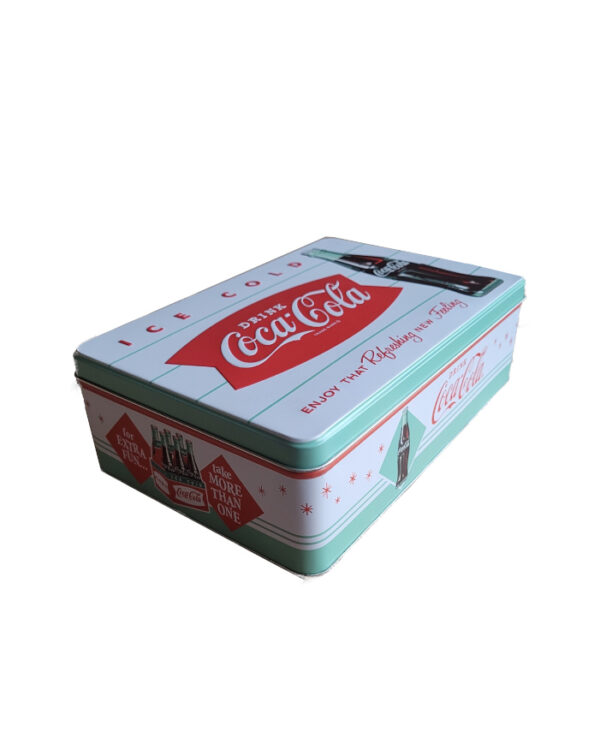 weißer Hintergrund, oben steht in rot und 3D mäßig Ice Cold, darunter das Fischschwanz Emblem Drink Coca-Cola weiße Lettern auf rotem Hintergrung rechts daneben eine Flasche Coke und unten drunter enjoy that Refreshing new Feeling an den Seiten befinden sich weitere Bildapplikationen