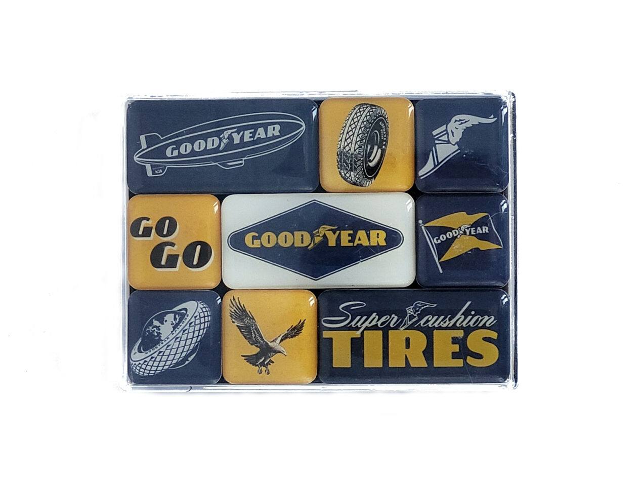 „Vintage Magnet-Set ‚Good Year‘ von Nostalgic Art – 9 kraftvolle Deko-Magnete in Geschenkbox, mit gummiartiger Oberfläche und thematischen Retro-Motiven, ideal für Kühlschrank oder Magnettafel.“