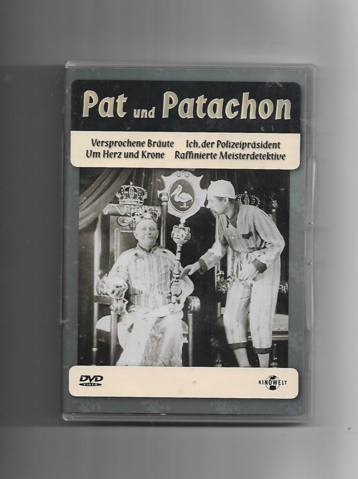 DVD-Cover der Sammlung „Pat und Patachon – Versprochene Bräute und weitere Episoden“ mit dem deutschen Erzähler Hanns Dieter Hüsch. Abgebildet sind die beiden dänischen Stummfilmkomiker Carl Schenstrøm (Pat) und Harald Madsen (Patachon) in typischer Slapstick-Szenerie. Das Design vermittelt nostalgischen Charme und erinnert an die humorvolle Filmkunst der 1920er Jahre. Die DVD enthält neu vertonte Episoden mit poetischer Erzählweise im Stil der ZDF-Fassung der 1960er Jahre.