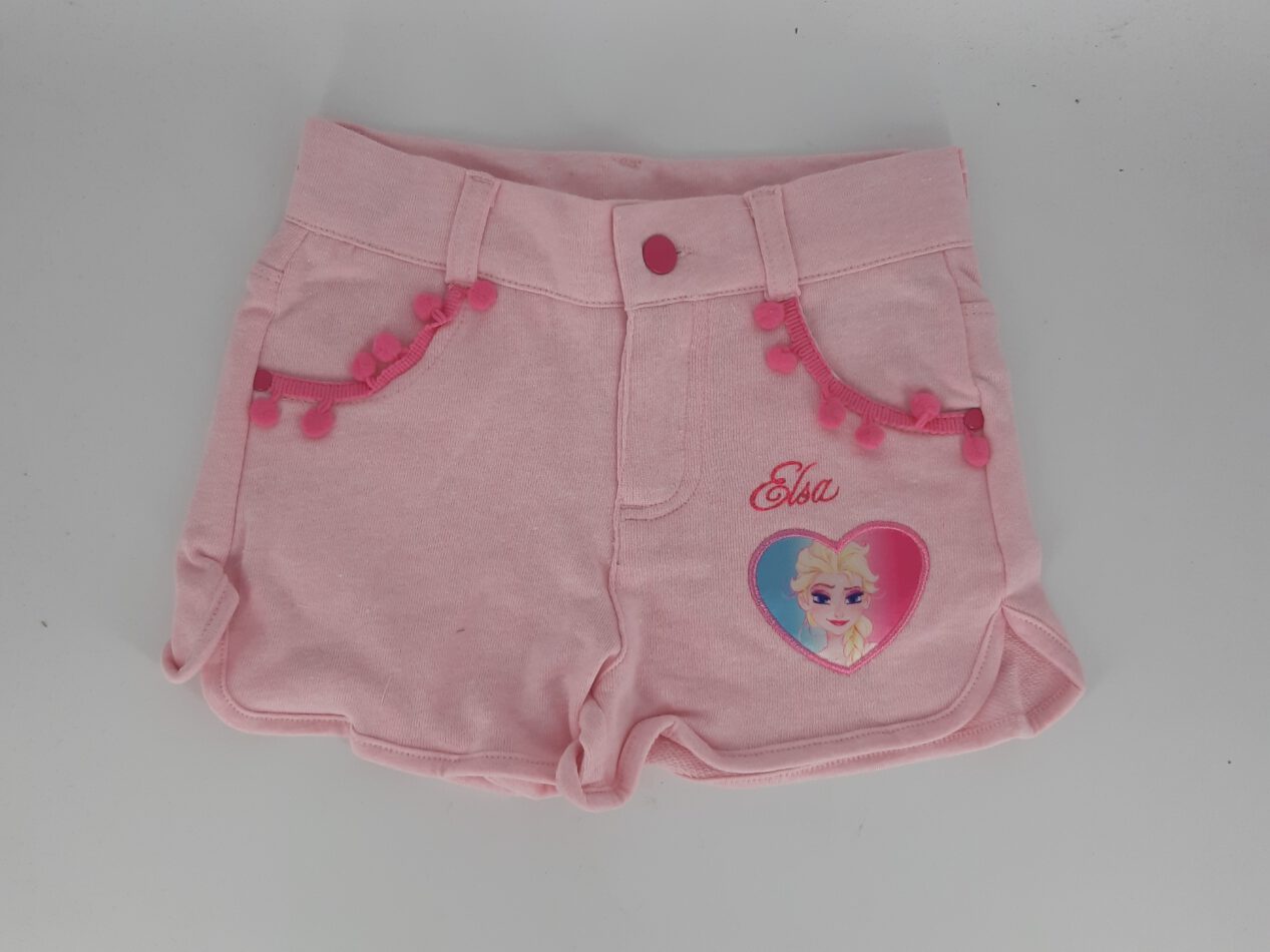 „Kinder-Shorts in Größe 104 mit Motiv von Elsa aus Disneys ‚Frozen – Die Eiskönigin‘. Rosa Design mit Einschubtaschen, elastischem Bund, Hosenknopf und Reißverschluss. Neuware, originalverpackt.“