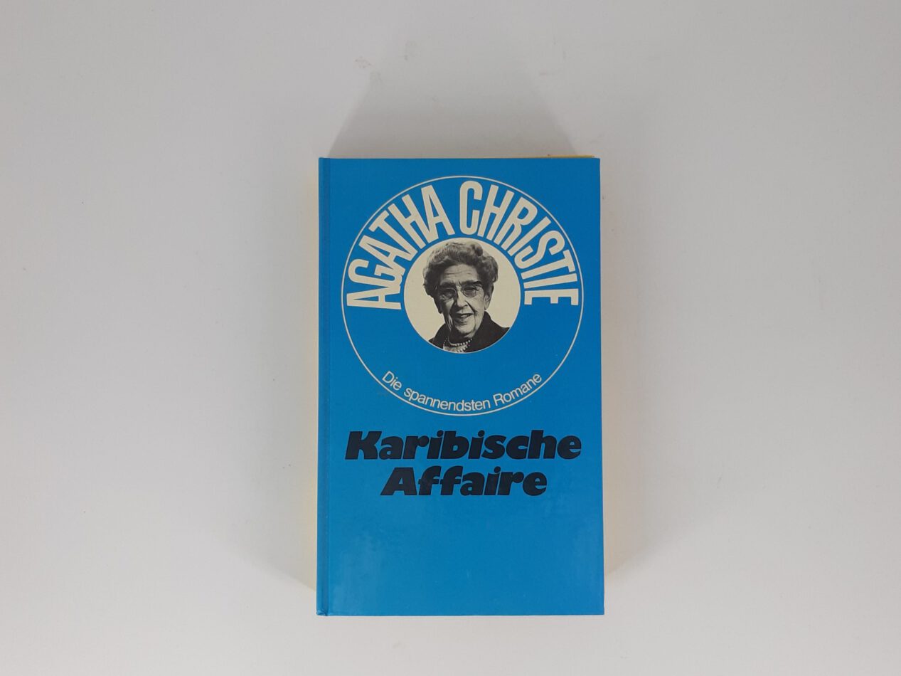 „Gebundene Ausgabe des Kriminalromans ‚Karibische Affäre‘ von Agatha Christie, Bertelsmann Verlag. Hardcover in gutem Zustand, deutschsprachige Ausgabe mit klassischem Umschlagdesign.“
