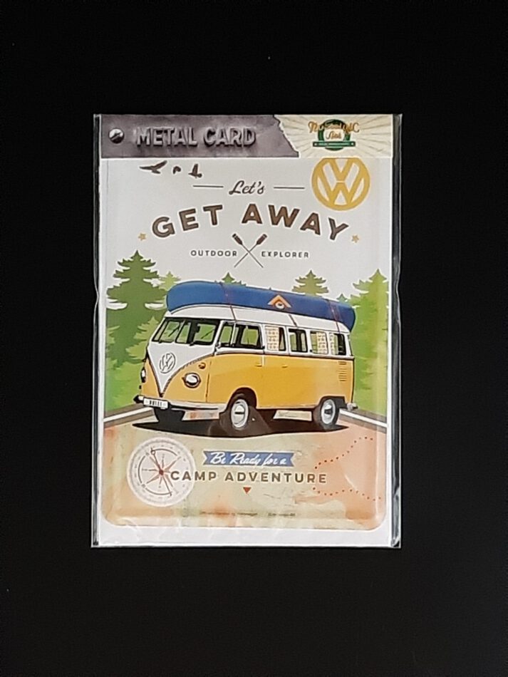 Blechpostkarte im Retro-Stil mit farbigem VW T1 Bulli-Motiv. Der Bulli ist seitlich abgebildet, gelb im Hintergrund ein Surfbrett, Let’s Get Away‘. Die Oberfläche ist gewölbt und randgeprägt, die Rueckseite ist mitt Papierbeschichtung.“