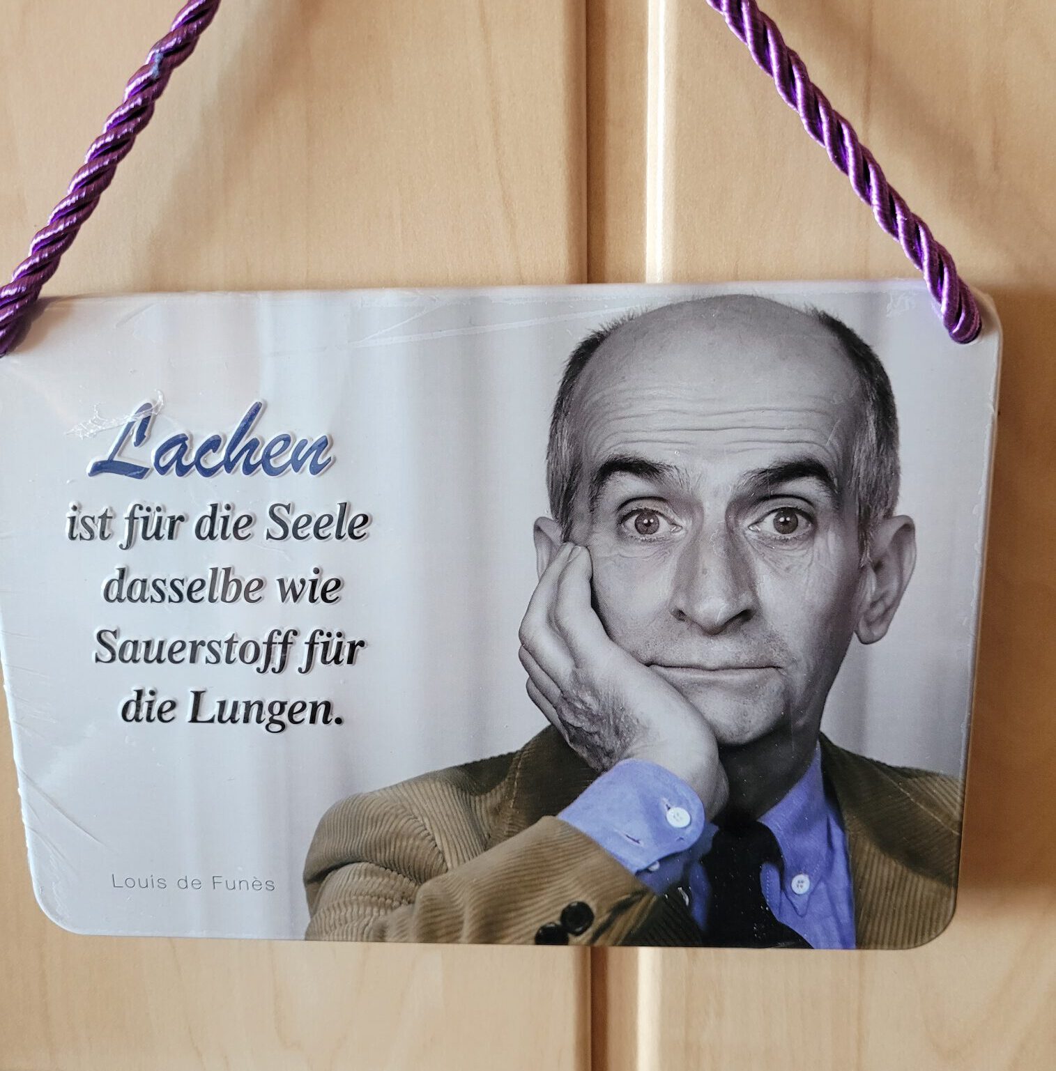 Blechschild 16,5 cm x 11,5 cm Hängeschild Louis de Funès Lachen ist für die Seele dasselbe wie
