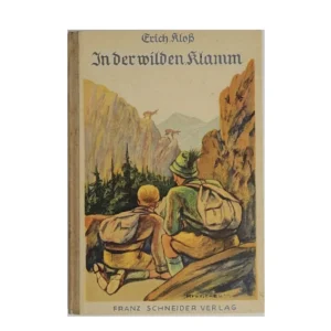 „Buchcover von ‚In der wilden Klamm‘ von Erich Kloß, Franz Schneider Verlag. Zwei Kinder mit Rucksack sitzen auf einem Felsen und blicken über eine dramatische Berglandschaft. Ein Hirsch steht auf einem Felsvorsprung. Naturerzählung mit alpinem Abenteuerflair.“