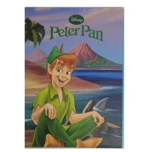 „Buchcover von Disney’s ‚Peter Pan‘ aus der Reihe New Disney Classics. Peter Pan sitzt auf einem Strand vor tropischer Kulisse mit Meer, Palmen und rotem Berggipfel im Hintergrund. Rückseite zeigt Captain Hook vor Piratenschiff und Palmen. Englischer Klappentext mit Abenteuer-Motiv.“