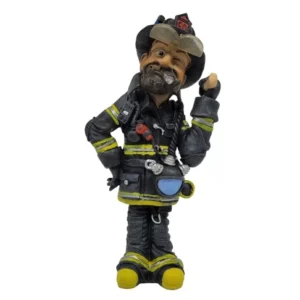 „Feuerwehrfigur aus Polyresin, ca. 27 cm hoch, mit schwarzer Uniform, gelben Reflexstreifen, Helm und Atemschutzgerät. Die Figur zeigt einen Feuerwehrmann in karikaturhafter Darstellung mit markanten Gesichtszügen und Werkzeugen wie Axt oder Hydrantenschlüssel. Ideal als dekoratives Sammlerstück oder Geschenk.“