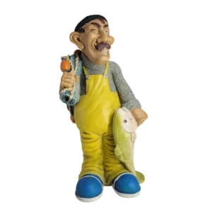 „Humorvolle Fischerfigur aus Polyresin, 27 cm hoch, mit gelber Hose, grauer Jacke und schwarzer Mütze. Der Fischer hält einen großen Fisch in der Hand und trägt ein blau-weißes Netz mit orangefarbenen Schwimmern über der Schulter. Detailreich und karikaturhaft gestaltet, ideal als maritime Deko oder Sammlerstück.“