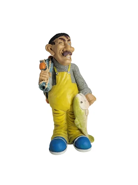 „Humorvolle Fischerfigur aus Polyresin, 27 cm hoch, mit gelber Hose, grauer Jacke und schwarzer Mütze. Der Fischer hält einen großen Fisch in der Hand und trägt ein blau-weißes Netz mit orangefarbenen Schwimmern über der Schulter. Detailreich und karikaturhaft gestaltet, ideal als maritime Deko oder Sammlerstück.“