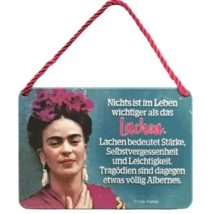 Hängeschild „Frida Kahlo – Nichts im Leben ist wichtiger als das Lachen…“ mit ikonischem Porträt der mexikanischen Künstlerin. Das Design zeigt Frida mit Blumenkranz und intensivem Blick, kombiniert mit einem Zitat über Lebensfreude. Hochwertige 3D-Prägung auf stabilem Blech, dekorativ und inspirierend im Vintage-Stil.