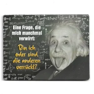 Magnet „Bin ich verrückt?“ mit ikonischem Schwarz-Weiß-Porträt von Albert Einstein, der frech die Zunge herausstreckt. Humorvoller Spruch in weißer Schrift auf gelbem Hintergrund: „Eine Frage, die mich manchmal verwirrt: Bin ich oder sind die anderen verrückt?“ Hochwertige Aluminiumoberfläche mit 3D-Prägung, vollflächige Magnetplatte.
