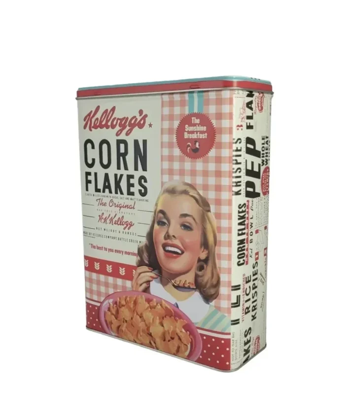 „XL-Vorratsdose aus robustem Stahlblech mit nostalgischem Kellogg’s Cornflakes-Motiv. Vierfarbiger Rundumdruck mit abnehmbarem Deckel, lebensmittelecht und ideal zur Aufbewahrung von Frühstückscerealien, Keksen oder anderen trockenen Lebensmitteln. Maße: 19 × 8 × 26 cm, Fassungsvermögen 4 Liter.“