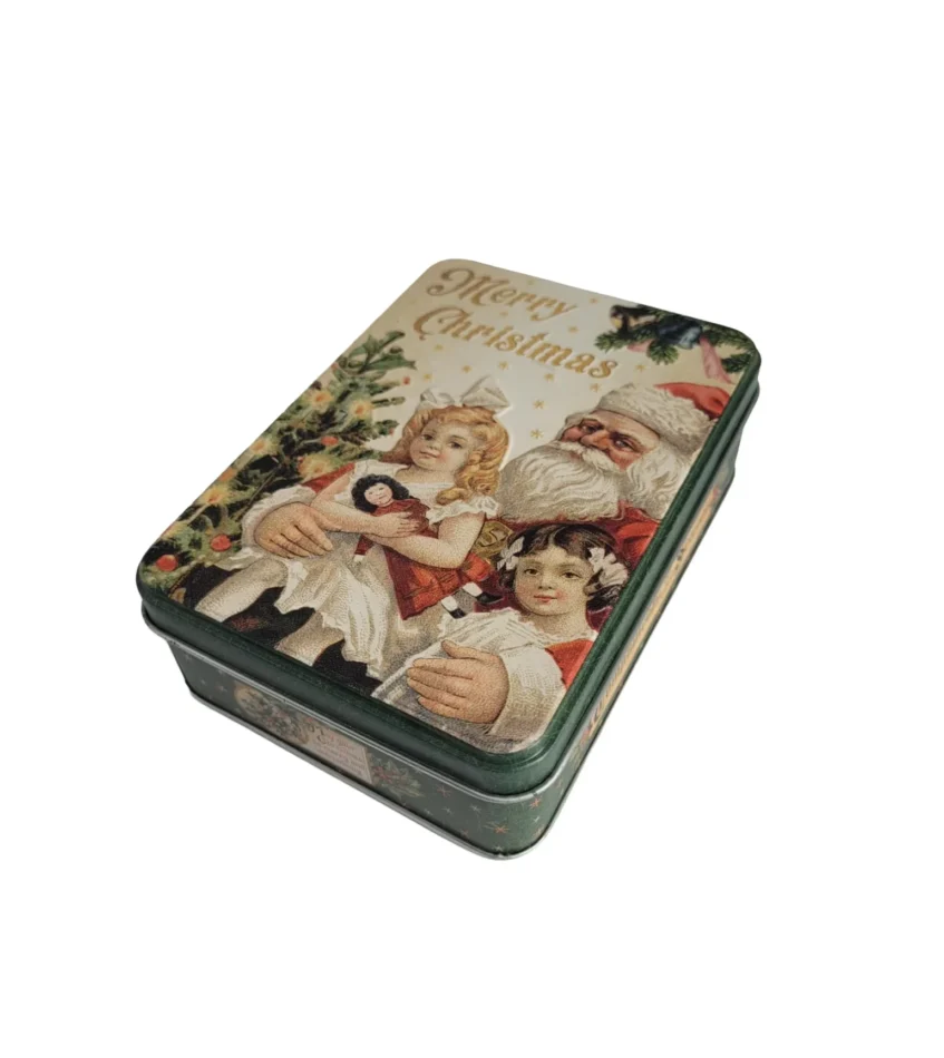 Flache Vorratsdose aus Stahlblech mit weihnachtlichem Motiv: nostalgische Illustration mit Schriftzug ‚Merry Christmas‘. Rechteckige Form mit deckel, rundum vierfarbig bedruckt. Maße: 14,5 × 9,5 × 4,5 cm, Fassungsvermögen 1,5 Liter.“ auch als Geschenkbox für Schmuck geeignet