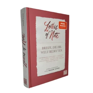 „Buchcover von ‚Letters of Note – Briefe, die die Welt bedeuten‘, herausgegeben von Shaun Usher. Großformatiger Bildband mit 408 Seiten, zeigt eine Sammlung historischer Briefe von Persönlichkeiten wie Virginia Woolf, Gandhi, Leonardo da Vinci und Queen Elizabeth II.“
