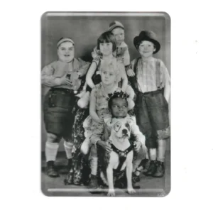 Schwarz-weiße Blechpostkarte mit Gruppenfoto von sechs Kindern und einem Hund mit Kreis um das Auge; Vintage-Motiv aus der Serie „Die kleinen Strolche“.