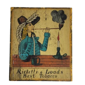 Vintage-Holzschild mit Werbemotiv „Ricketts & Loads Best Tobacco“; Illustration eines Mannes mit Pfeife, Federhut und Kerze am Tisch, signiert von F. Conz; ca. 2 cm dick, mit Drahtaufhängung auf der Rückseite., extrem rustikal mit Gebrauchsspuren