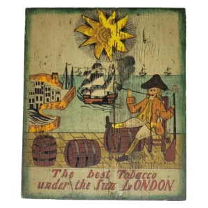 Farbiges Holzschild mit kolonialer Hafen-Szene und Pfeifenraucher auf Fass; Motiv „The Best Tobacco under the Sun – London“, signiert von F. Konz, ca. 32 × 35 × 2 cm groß, mit Metallaufhängung.
