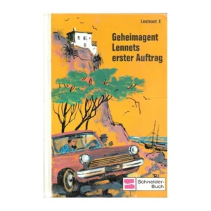 „Buchcover des Jugendromans ‚Geheimagent Lennets erster Auftrag‘ von Leutnant X, Schneider-Buch. Illustration zeigt ein rotes Auto auf Küstenstraße mit zwei Personen, Klippen und Haus im Hintergrund. Rückseite mit Raketenmotiv und Inhaltsangabe.“