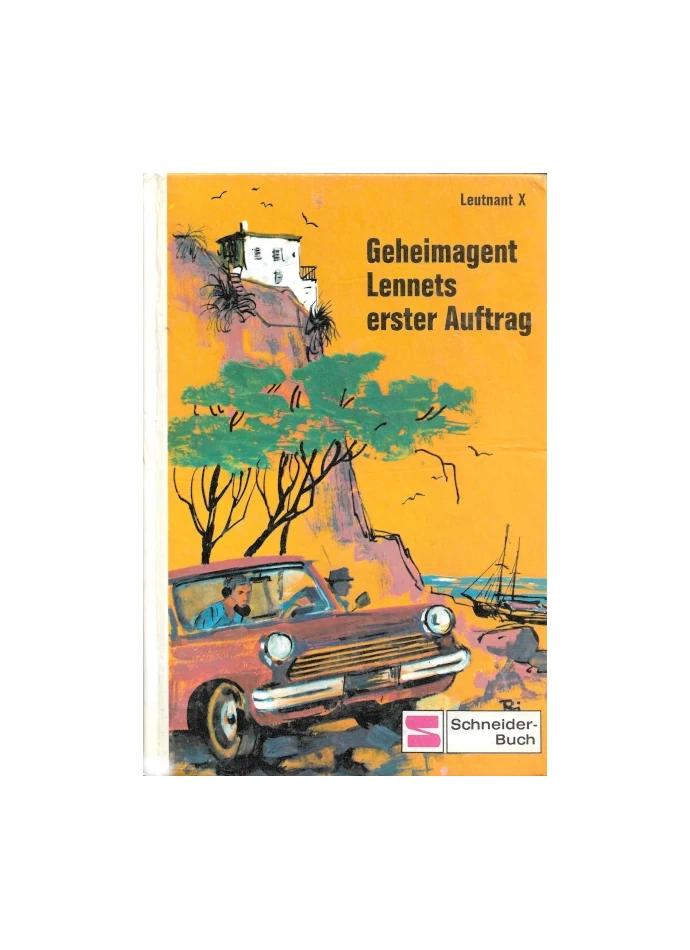 „Buchcover des Jugendromans ‚Geheimagent Lennets erster Auftrag‘ von Leutnant X, Schneider-Buch. Illustration zeigt ein rotes Auto auf Küstenstraße mit zwei Personen, Klippen und Haus im Hintergrund. Rückseite mit Raketenmotiv und Inhaltsangabe.“