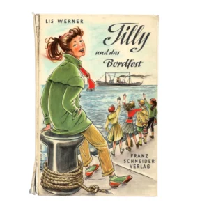 „Buchcover des Jugendromans ‚Tilly und das Bordfest‘ von Lis Werner, Franz Schneider Verlag ca. 1955. Hardcover mit farbigem Einband, zeigt ein Mädchen in Matrosenkleidung auf einem Schiff, umgeben von maritimen Details.“