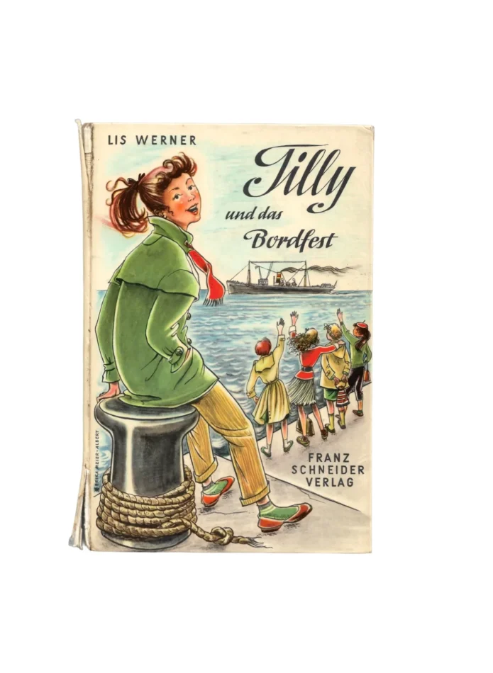 „Buchcover des Jugendromans ‚Tilly und das Bordfest‘ von Lis Werner, Franz Schneider Verlag ca. 1955. Hardcover mit farbigem Einband, zeigt ein Mädchen in Matrosenkleidung auf einem Schiff, umgeben von maritimen Details.“