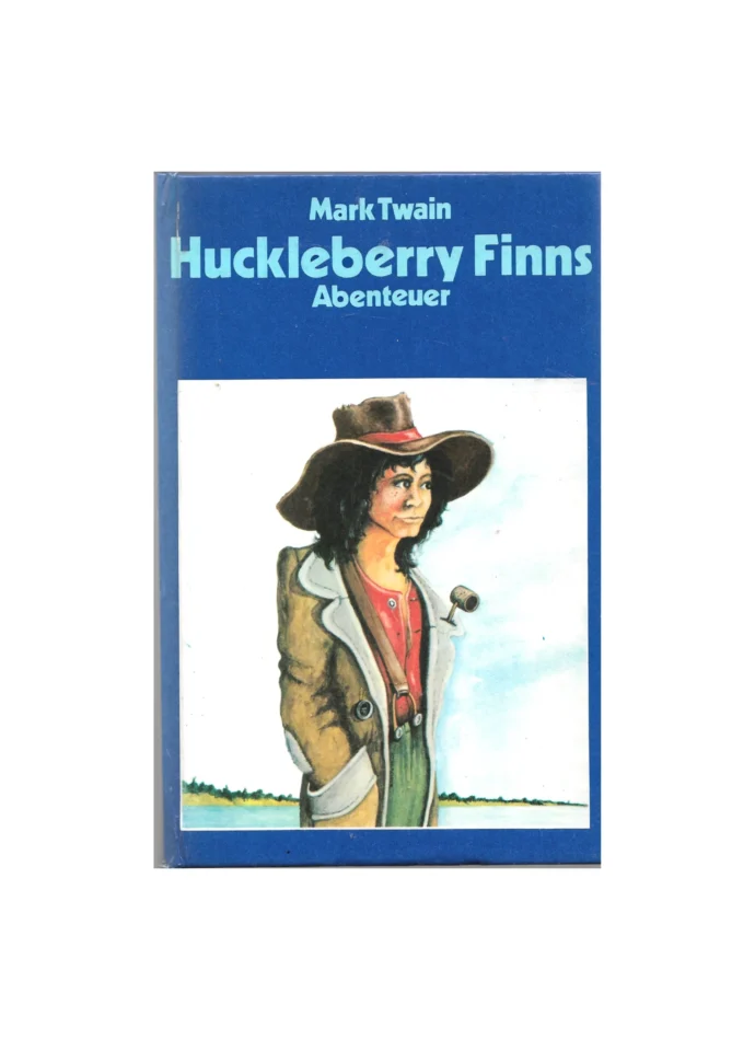 Buchcover der deutschen Ausgabe „Huckleberry Finns Abenteuer“ von Mark Twain mit Illustration eines Jungen am Flussufer in rotem Hemd und grünem Hosenträger-Outfit.