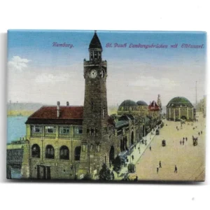 Vintage-Motiv der Hamburger Landungsbrücken mit Uhrturm, Elbtunnel-Eingang und Spaziergängern am Elbufer.