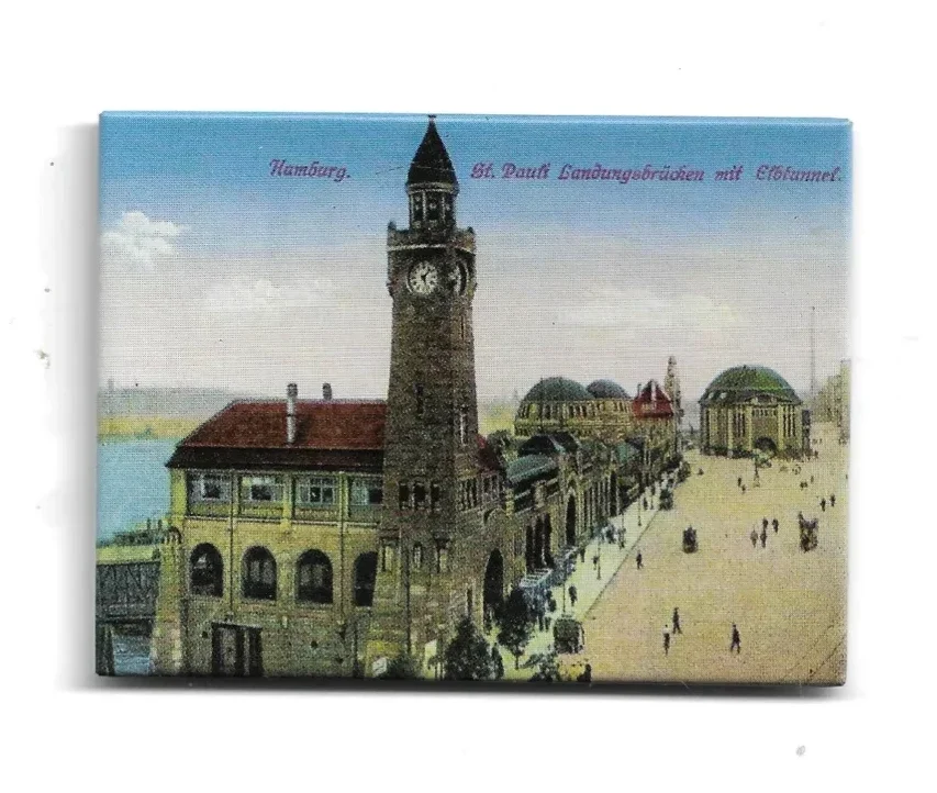 Vintage-Motiv der Hamburger Landungsbrücken mit Uhrturm, Elbtunnel-Eingang und Spaziergängern am Elbufer.